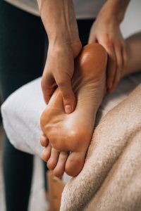 علاج تشقق القدمين الشديد