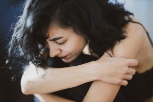 أسباب المغص أسفل البطن عند النساء