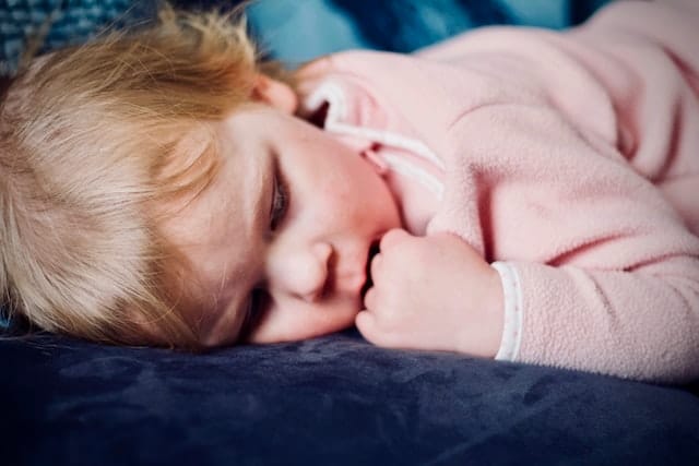 أسباب قلة النوم عند الأطفال بعمر السنتين